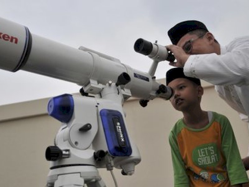 Memantau hilal 1 Syawal 1440 H. &copy;2019 Merdeka.com/Iqbal Nugroho