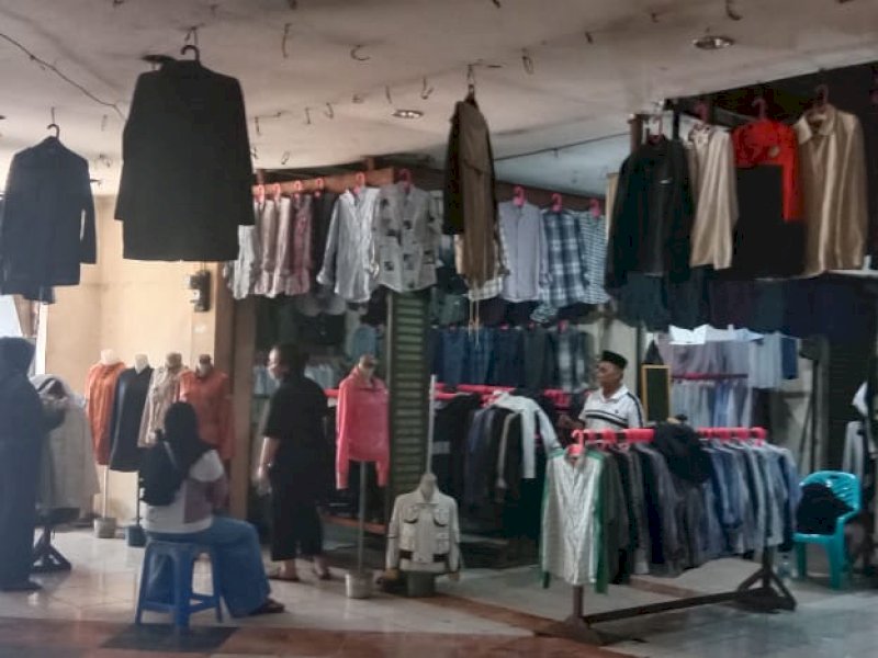 Pedagang pakaian cakar di Pasar Terong, Makassar, Sulsel, Ahad (19/3/23). (Samsir/jejakfakta)
