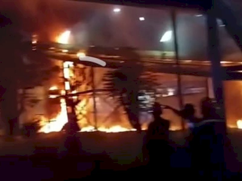 Kebakaran di area Pembangkit Listrik Tenaga Uap (PLTU) Bosowa Energy di Desa Punagaya, Kecamatan Bangkala, Kabupaten Jeneponto, Sulawesi Selatan, Ahad (19/3/23) sekitar pukul 19.40 Wita.