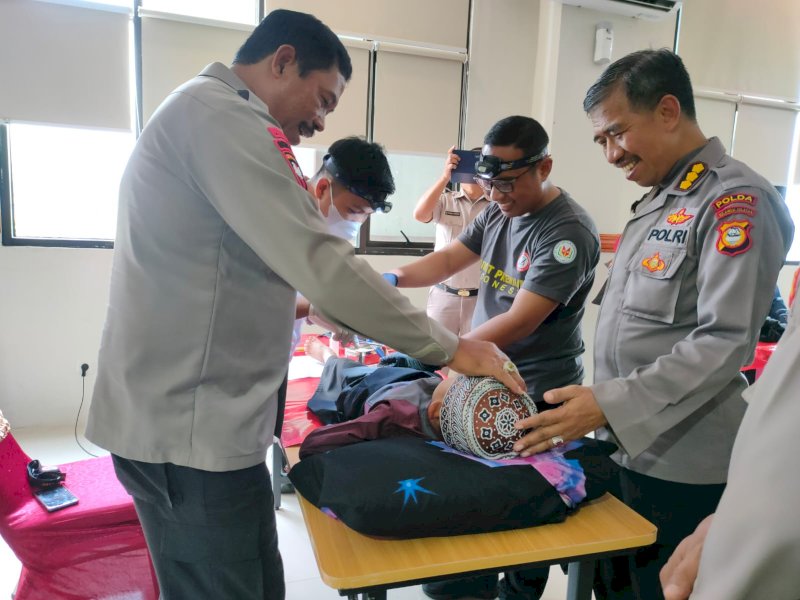 Kapolda Sulsel, Irjen Nana Sudjana saat pelaksanaan khitanan massal di RS Bhayangkara Makassar, Senin (20/3/2023). Atri