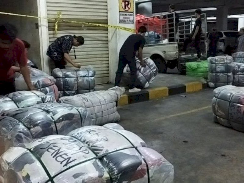 Senin (20/3/2023) malam, Direktorat Tindak Pidana Ekonomi Khusus Bareskrim Polri bersama personel Polres Jakarta Pusat menggerebek sejumlah gudang berisi pakaian bekas impor di Lantai III Pasar Senen, Jakarta Pusat. [kompas.com]