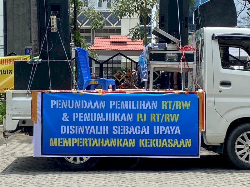 Desak Pemilu Raya RT/RW. Salah satu spanduk tuntutan massa aksi Aliansi Eks RT/RW yang meminta diadakan Pemilu Raya RT/RW di Kota Makassar. @Jejakfakta/Atri