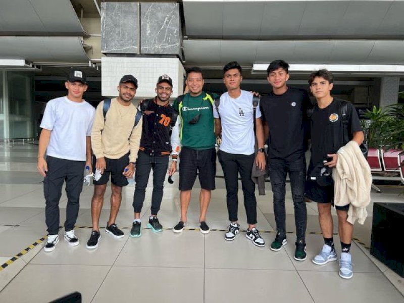 Hamka Hamzah bersama 6 pemain PSM Makassar yang dipanggil Timnas. @Jejakfakta/dok. IG Hamka Hamzah