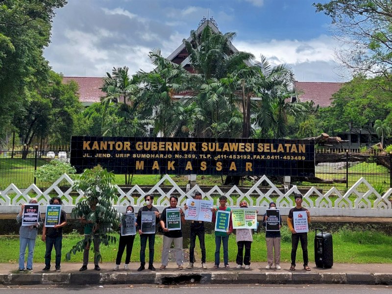 Walhi Sulsel aksi memperingati Hari Hutan Internasional 2023 di depan kantor Gubernur Sulsel, Selasa (21/3/2023). @Jejakfakta/dok. Walhi Sulsel