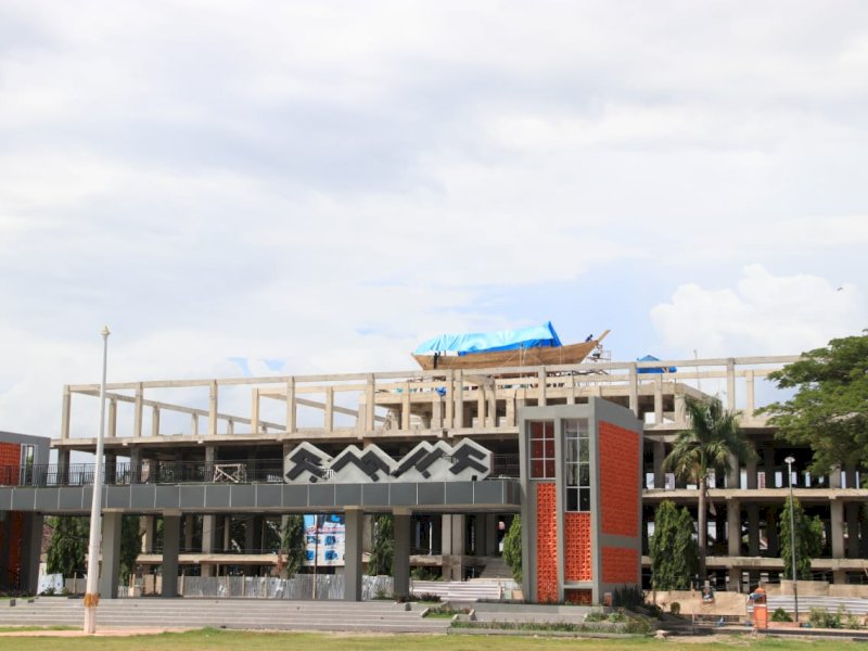 Proses pengerjaan kapal Pinisi di atas gedung satu atap (Satap) Kabupaten Bulukumba. @Jejakfakta/dok Humas Bulukumba