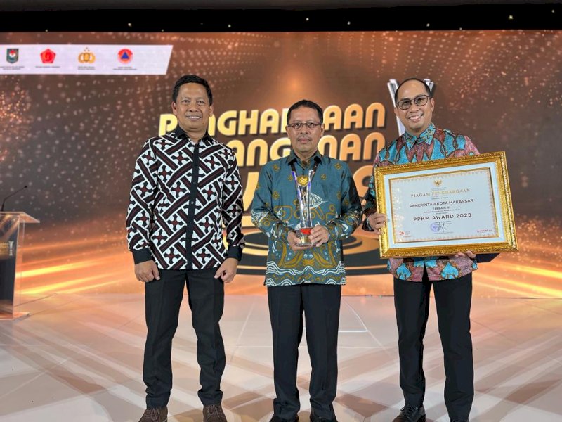 Kepala Pelaksana BPBD Kota Makassar, Achmad Hendra Hakamuddin turut mendampingi Sekda M Ansar dalam penerimaan PPKM Award 2023. @Jejakfakta/dok. humas Pemkot Makassar