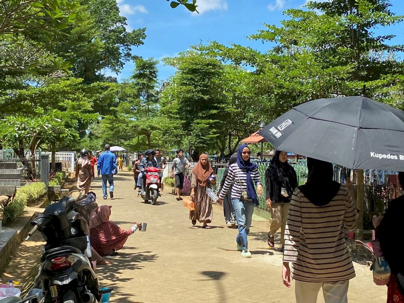 Ratusan peziarah berkunjung ke makam keluarga dan kerabatnya di Tempat Pemakaman Umum (TPU) Islam Panaikang, Makassar, Rabu (22/3/2023). @Jejakfakta/Atri