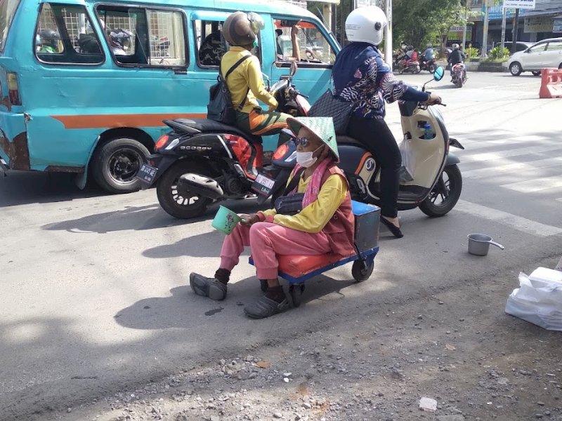 Jelang ramadan pengemis marak di jalan-jalan kota Makassar. @Jejakfakta/dok.  