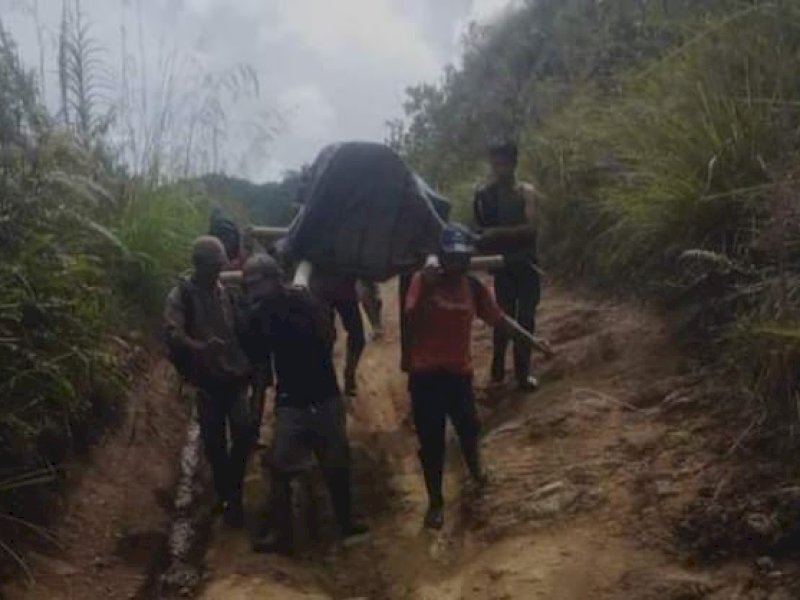 Eva Yuliana ibu hamil dan anaknya yang meninggal dunia setelah ditandu belasan jam keluar dari pelosok Seko Kabupaten Luwu Utara.