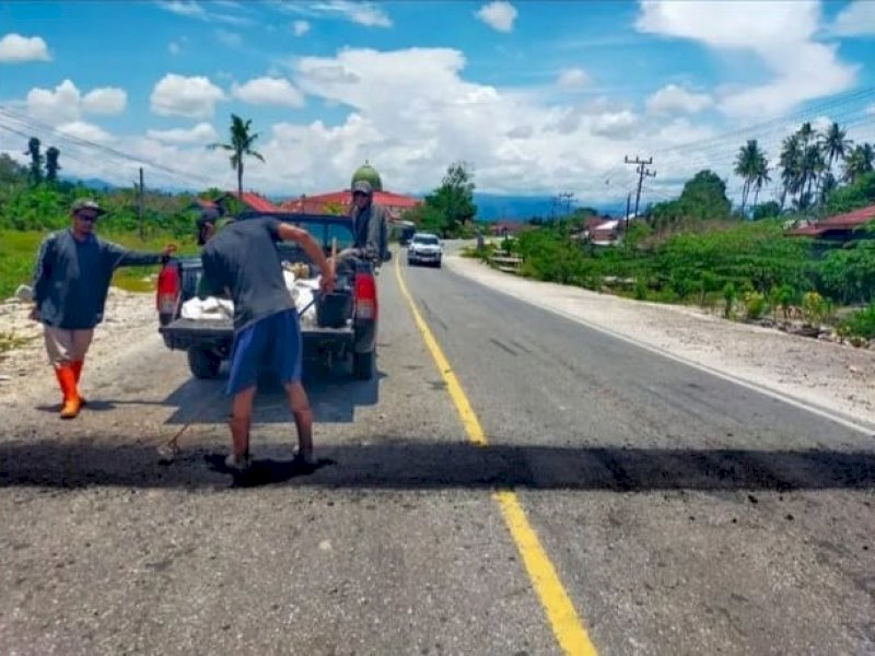 Ilustrasi perbaikan jalan. (PJN) III Sulawesi Selatan (Sulsel), saat ini sedang perbaikan infrastruktur jalan berlubang di sepanjang ruas jalur mudik. @Jejakfakta/dok. PJN III Sulsel