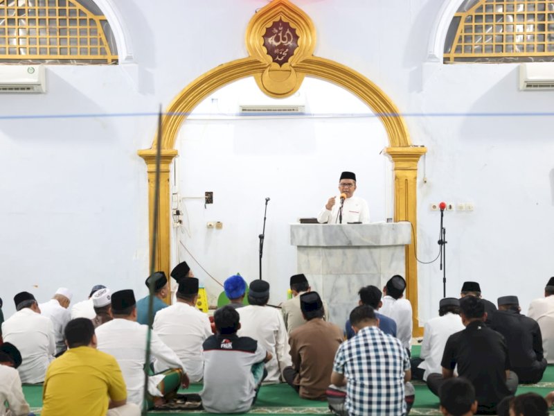Wali Kota Makassar Danny Pomanto ceramah singkatnya usai salat Subuh berjamaah di Masjid Nur Al Aqsha, Jl Amirullah, Makassar Kamis, (23/03/2023). @Jejakfakta/Humas Pemkot Makassar 