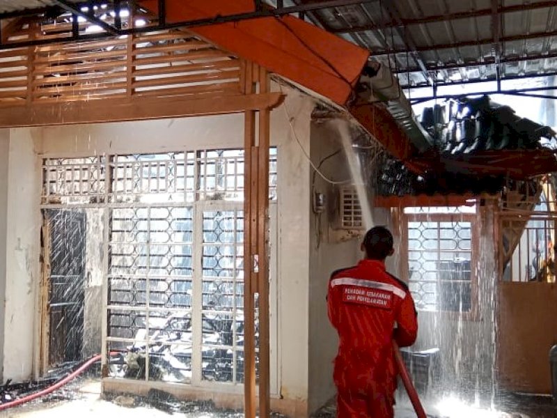 Petugas pemadam kebakaran melakukan pemadaman. @Jejakfakta/Samsir