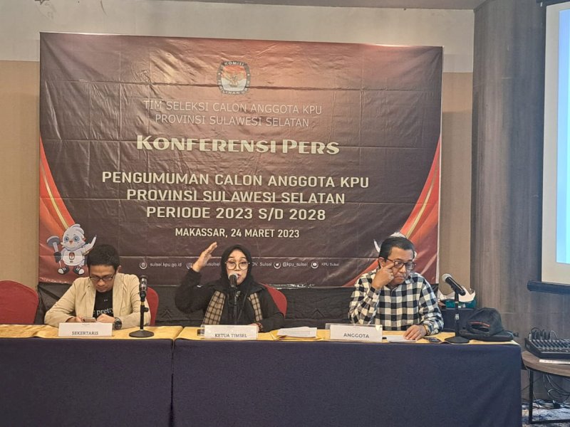 Ketua Timsel Calon anggota KPU Sulsel, Nur Fadhilah, saat menggelar jumpa pers di Hotel Mercure, Jalan AP Pettarani, Makassar, Jumat (24/3/2023).&nbsp;@Atri