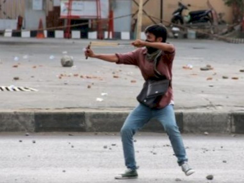 Ilustrasi tawuran pemuda di Makassar menggunakan ketapel. @Jejakfakta/Ist.