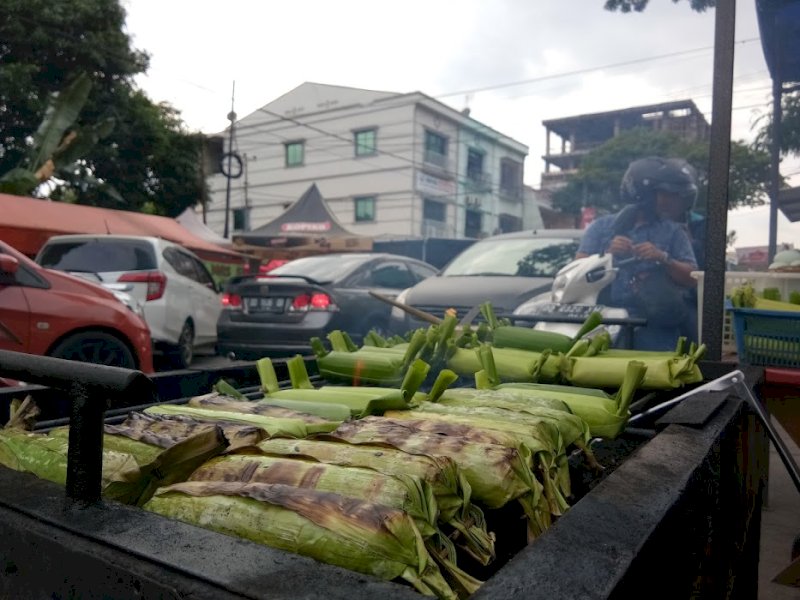 Pasar Ramadan Jalan Andi Mappanyukki, Makassar menjual banyak takjil dan makanan. Salah satu pilihan adalah gogos bakar isi ikan tuna. @Jejakfakta/Nurdin Amir