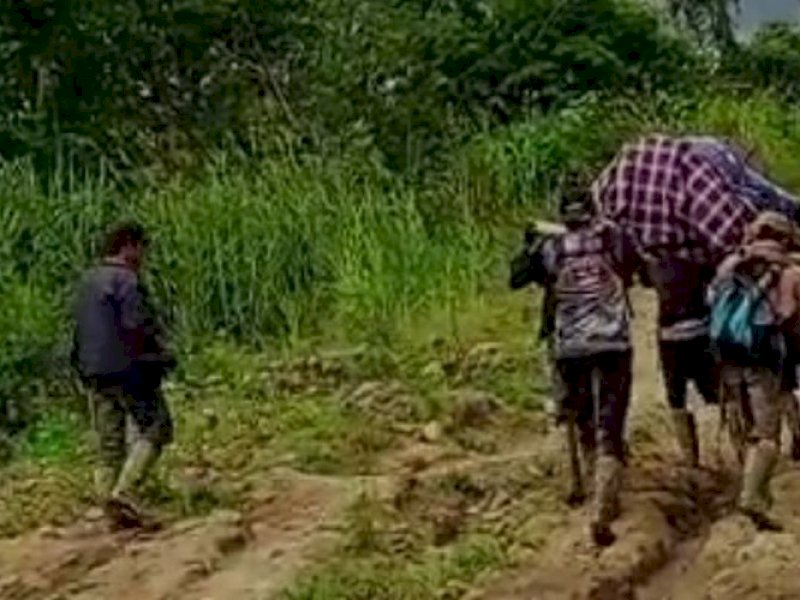 Ibu hamil bernama Eva Yuliani (18) dan bayinya meninggal dunia menyisakan cerita pilu. Eva harus ditandu melewati jalan rusak selama kurang lebih 17 jam keluar dari Dusun Pokappaang, Desa Tanamakaleang, Kecamatan Seko, Kabupaten Luwu Utara demi mencari layanan kesehatan yang memadai.