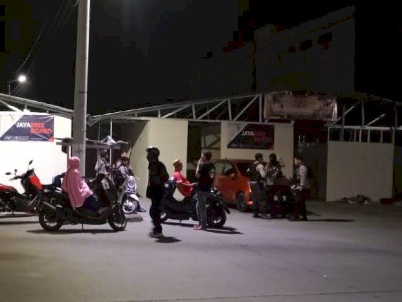 Sejumlah aparat kepolisian dari Polres Pelabuhan mengamankan lokasi keributan di Pasar Sentral Makassar. @Jejakfakta/Samsir