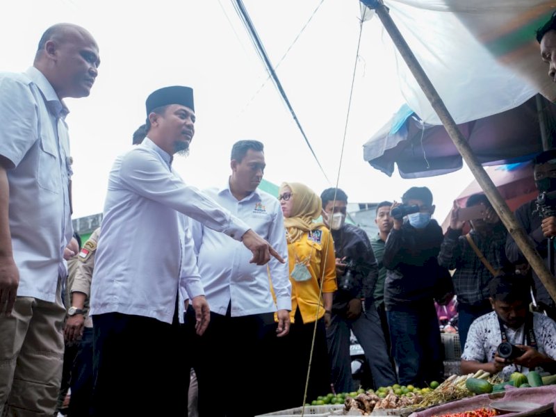 Gubernur Sulsel Andi Sudriman Sulaiman memantau harga bahan pokok di Pasar Terong Makassar, Jumat (24/3/2023). @Jejakfakta/dok humas Pemprov Sulsel