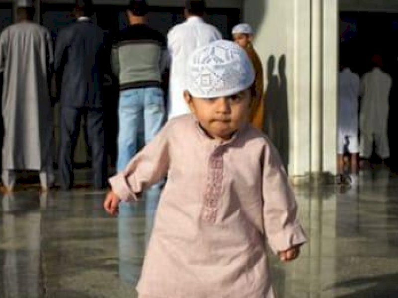 Anak-anak bermain di masjid saat salat berjamaah berlangsung. (istimewa).