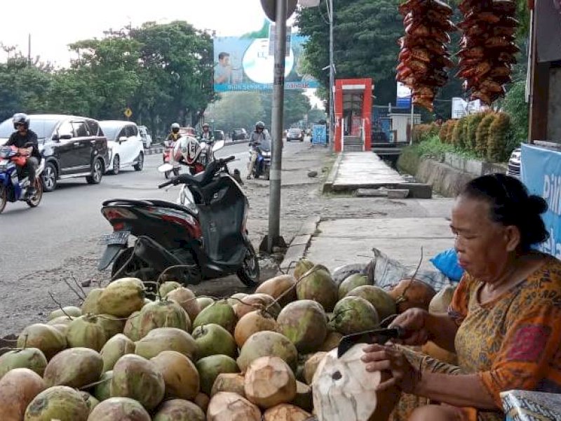 Daeng Bale, penjual kelapa muda di Jl. Sultan Alauddin Makassar. Saat ramadan, penjualan kelapa muda naik. @Jejakfakta/Samsir