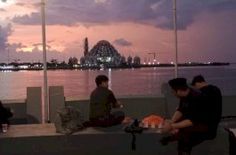Ngabuburit di Pantai Losari Makassar, Senja di Balik Masjid 99 Kubah