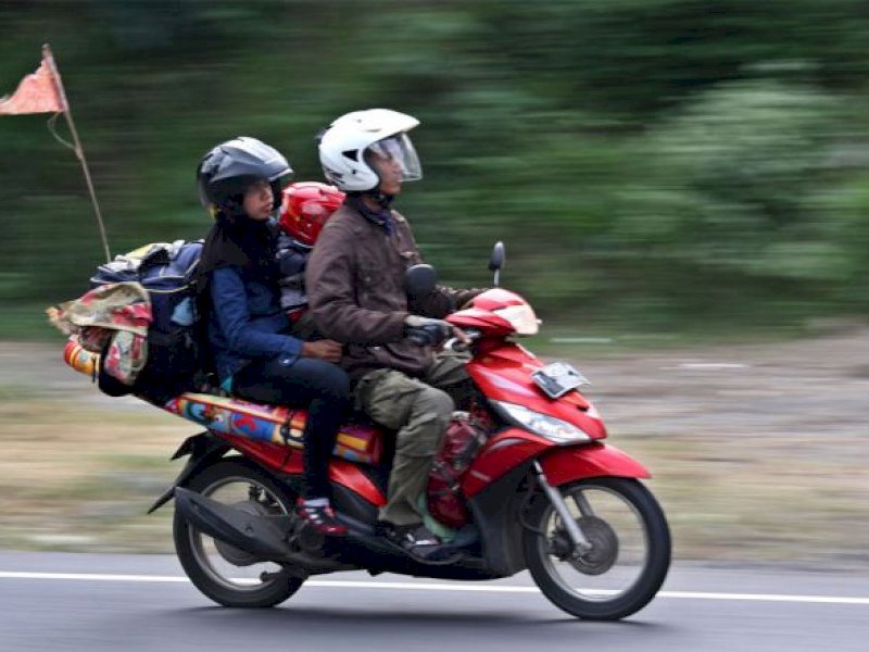 Pemudik sepeda motor (simomot.com).
