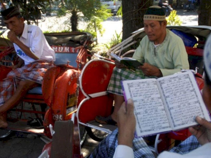 Ilustrasi: tukang becak di Indonesia membaca Al-Qur'an di sela menunggu penumpang.