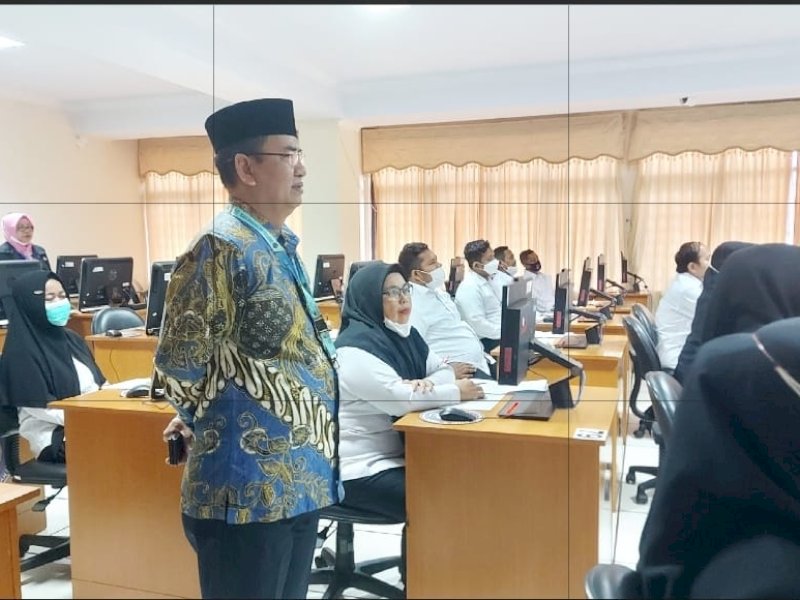 Kepala Kanwil Kemenag Sulsel, Khaeroni, yang hadir memantau langsung pelaksanaan CAT di Aula Kantor Regional IV Badan Kepegawaian Negara (BKN) Makassar, Minggu (26/3/2023). @Jejakfakta/ist.