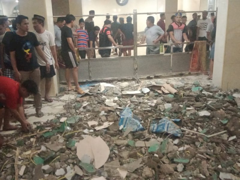 Kubang Roboh menimpa jamaah masjid di Barukang, Makassar @Jejakfakta/Atri