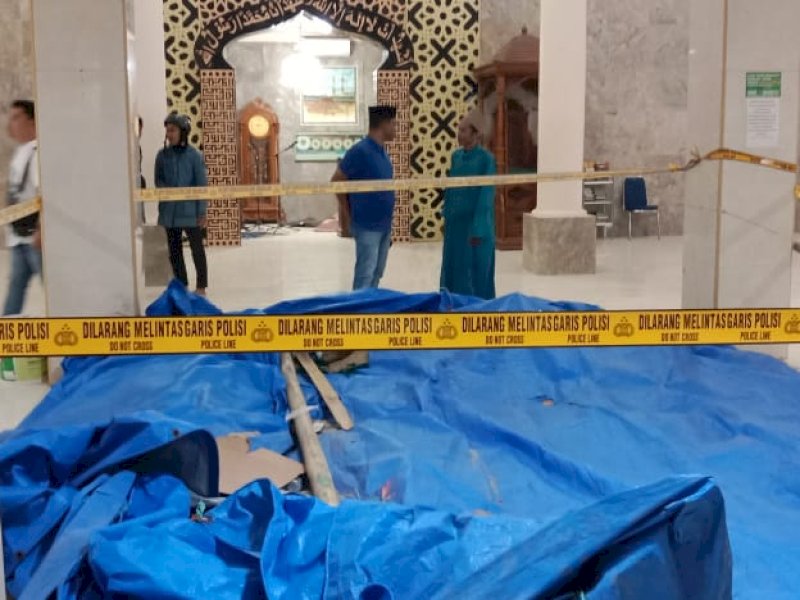 Polres Pelabuhan Makassar memasang gasir polisi di Tempat Kejadi Perkara (TKP) di Masjid Ittifaqul, Jl Barukang 1, Kecamatan Ujung Tanah, kota Makassar, (26/3/2023). @Jejakfakta/Samsir