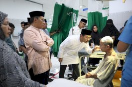 Anak Mantu Wali Kota Makassar dr Udin Beri Pertolongan Pertama Korban Reruntuhan Kubah Masjid Ittifaqul