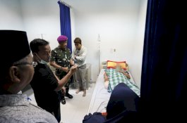 Beri Santunan, Gubernur Andi Sudirman Doakan Korban Rubuhnya Kubah Masjid Lekas Sembuh