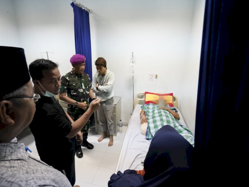 Gubernur Sulsel Andi Sudirman Sulaiman menjenguk korban rubuhnya kubah Masjid Ittifaqul Jamaah di RSAL Jala Ammari Makassar, Senin (27/3/2023). @Jejakfakta/dok. Humas Pemprov Sulsel