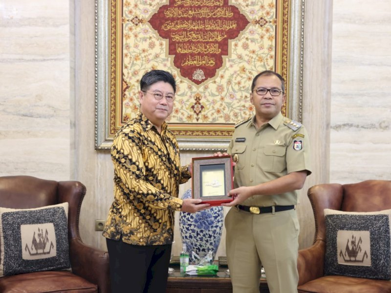 Wali Kota Makassar Moh Ramdhan Pomanto menyambut hangat kunjungan Kepala Kantor Konsuler Jepang Makassar Ohashi Koichi di kediamannya, Jl Amirullah, Senin, (27/03/2023). @Jejakfakta/dok. Humas Pemkot Makassar