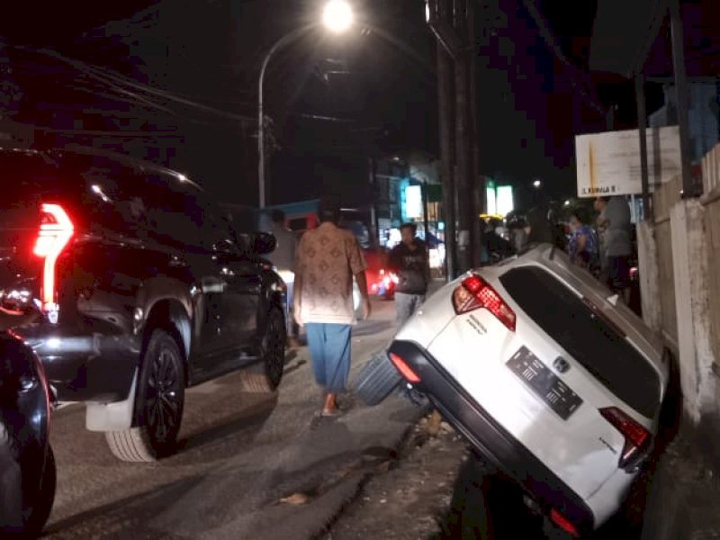 Kecelakaan tunggal mobil Honda CR-V jatuh di selokan Jalan Andi Tonro Makassar, Senin (27/3/2023). @Jejakfakta/Samsir