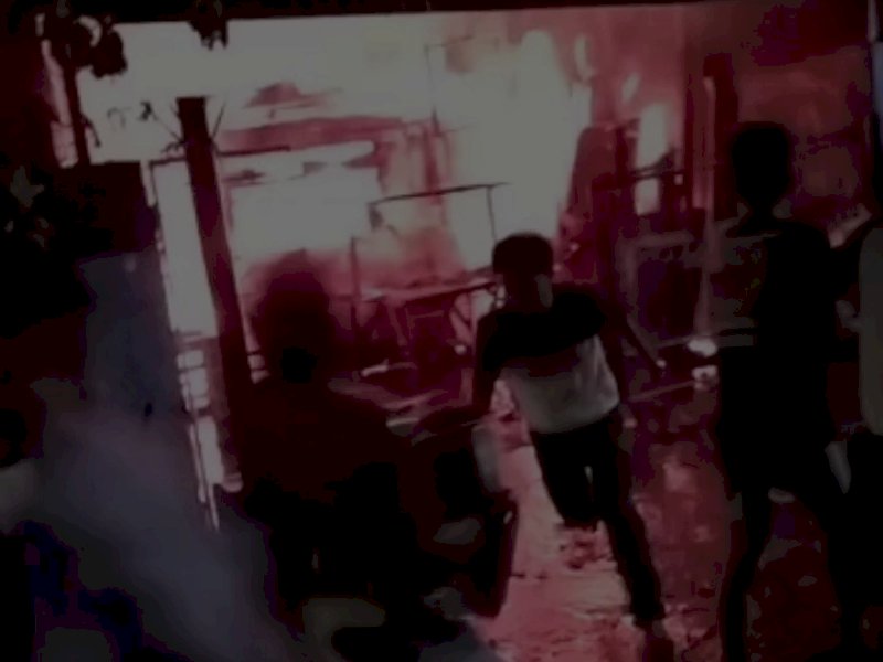 Warga berusaha memadamkan api saat terjadi kebakaran rumah usaha meubel di Jl. Tanjung Alang Makassar, Senin (27/3/2023) malam. @Jejakfakta/Samsir