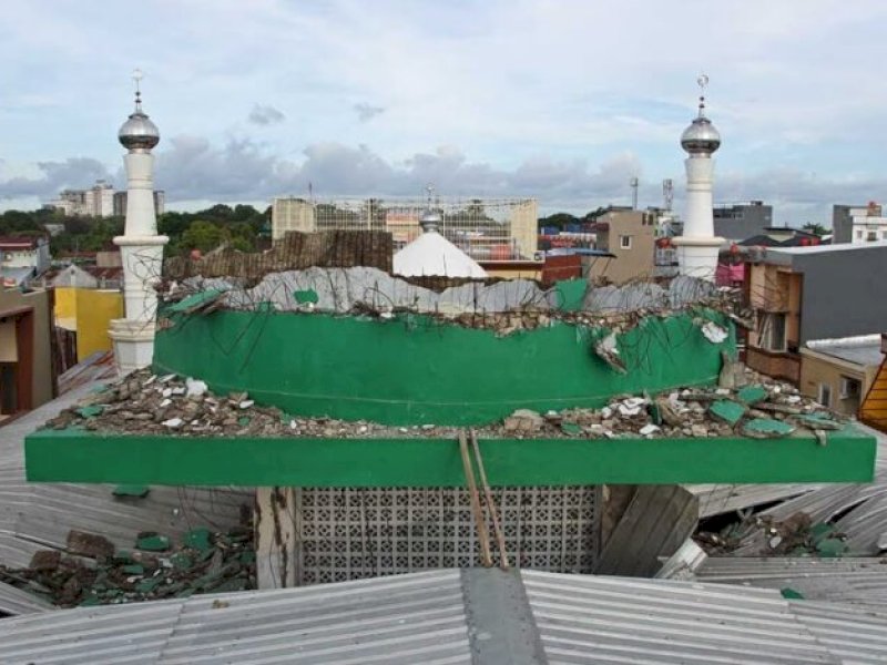 Kondisi kubah Masjid Ittifaqul Jamaah yang roboh, Ahad (26/3/23). Masjid beralamat di Jl Barukang 1, Kelurahan Pattingaloang, Kecamatan Ujung Tanah, Makassar. 
