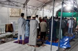 Pasca Robohnya Kubah Masjid Ittifaqul, Jemaah Salat Tarawih Pakai Tenda Darurat 