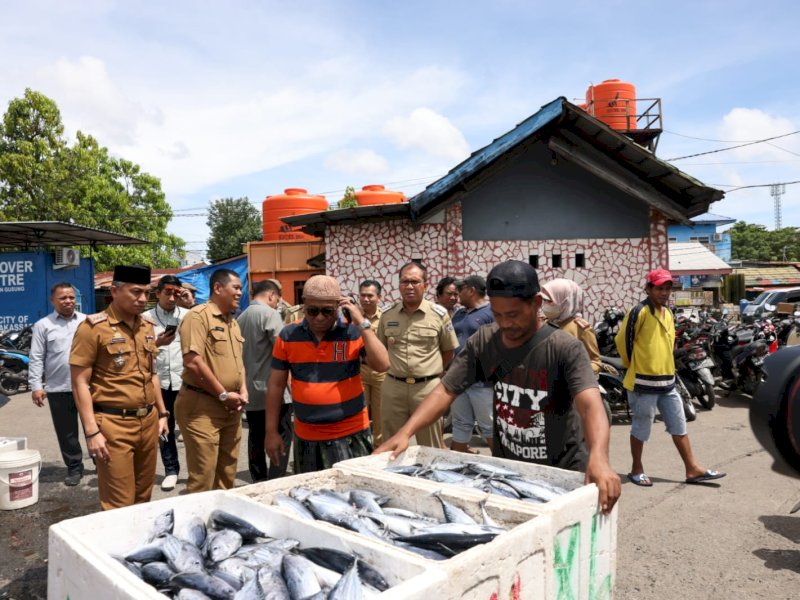 Wali Kota Makassar Moh Ramdhan Pomanto pun mengunjungi Tempat Pelelangan Ikan (TPI) Paotere dan Pasar Terong, Senin, (27/03/2023). @Jejakfakta/dok. Humas Pemkot Makassar