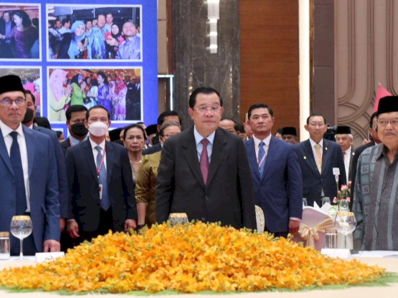 Ketua Umum DMI Jusuf Kalla (JK), 
menghadiri undangan buka puasa bersama warga muslim Kamboja yang juga dihadiri PM Kamboja, Hunsen serta Perdana Menteri Malaysia, Anwar Ibrahim, Senin (27/3/2023). @Jejakfakta/Rudi Gunawan