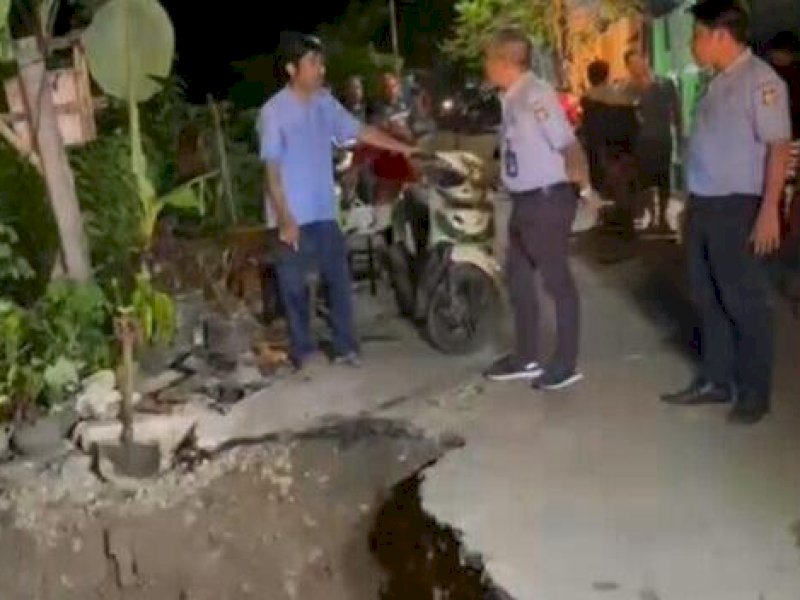 Direktur Utama Perumda Air Minum (PDAM) Kota Makassar, Beni Iskandar (tengah) di lokasi perbaikan pipa diameter 600 yang bocor, Jalan Beringin Raya, Kelurahan Tombolo, Kecamatan Somba Opu, Kabupaten Gowa, Senin (27/3/2023) malam.