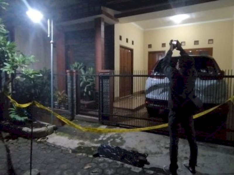 Rumah eks Ketua KY Jaja Ahmad Jayus di Bandung, Jawa Barat, dipasangi garis polisi usai peristiwa pembacokan terhadap korban, Selasa (28/3/2023) malam. ([ANTARA])