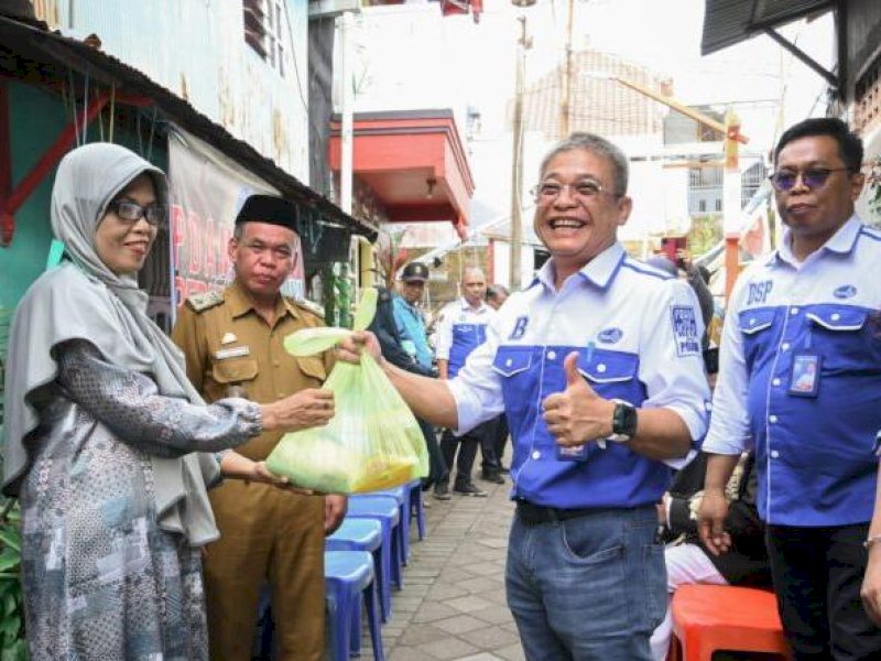 Selasa (28/3/23), Direktur Utama PDAM Makassar Beni Iskandar safari sambil menyerahkan bantuan sembako kepada warga lorong, ongwis Marient Plants, Mariso.
