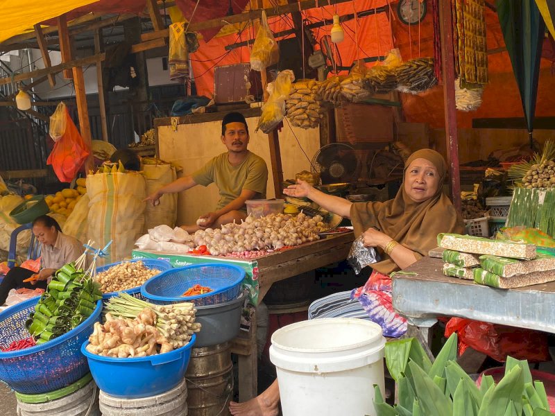 Sejumlah pedagang di Pasar Terong Makassar keluhkan sterilisasi rencana kedatangan Presiden RI Jokowi. @Jejakfakta/Atri