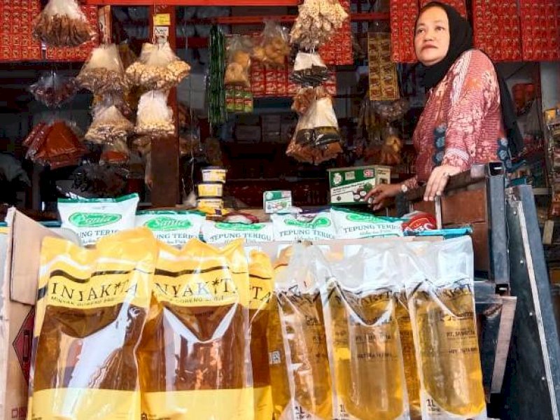 Pedagang di Pasar Terong Makassar mengeluhkan harga minyak goreng merek MinyaKita harganya tak kunjung stabil. @Jejakfakta/Samsir
