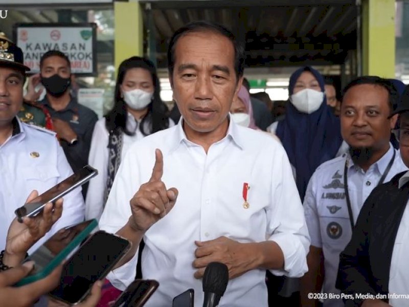 Presiden Joko Widodo memberikan keterangan pers setelah mengecek harga sejumlah bahan pokok di Pasar Tramo, Maros, Rabu (29/3/2023).(YouTube.com/Sekretariat Presiden)