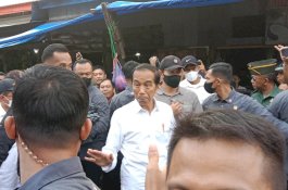 Berkunjung ke Pasar Terong Makassar, Rambo Senang Dapat Baju dari Jokowi 