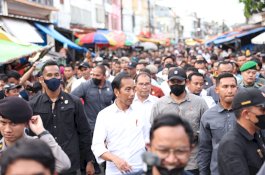 Danny Pomanto Dampingi Presiden Jokowi Blusukan Ramadan di Pasar Terong