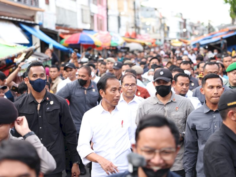 Ratusan pedagang Pasar Terong Makassar dan Wali Kota Makassar Moh Ramdhan Pomanto menyambut hangat kedatangan Presiden RI Joko Widodo di Pasar Terong, Makassar, Rabu (29/03/2023). @Jejakfakta/dok. Humas Pemkot Makassar