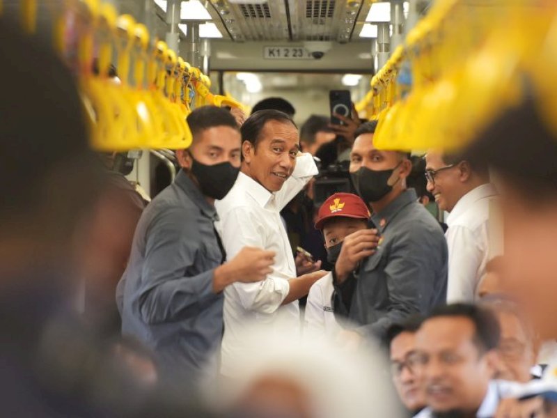 Presiden Jokowi dalam KRDE perjalanan dari Depo Maros ke Stasiun Rammang-Rammang, Sulsel, Rabu (29/03/2023). (Foto: Humas Setkab/Agung).